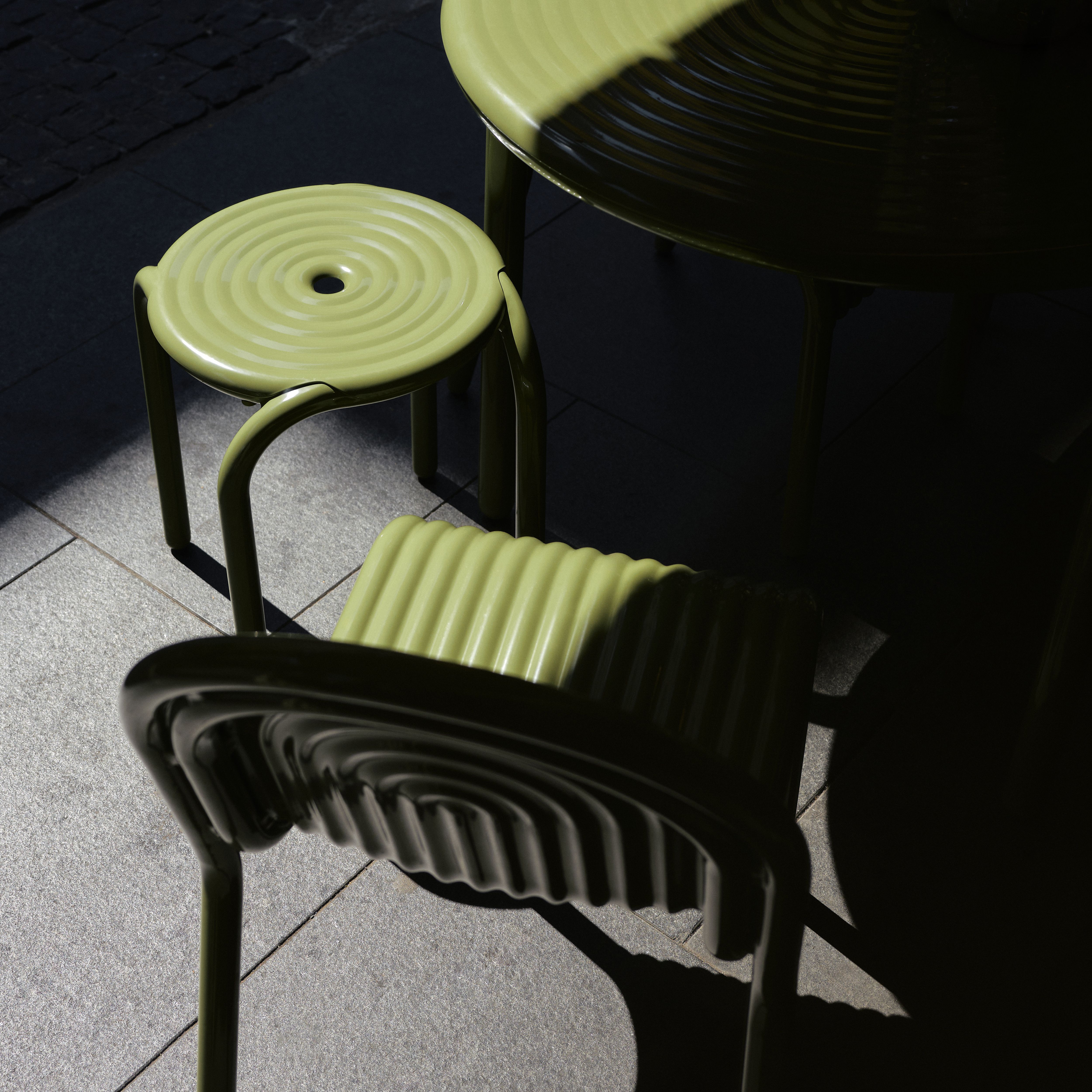 Groove Outdoor Arm Chair | Putty Weather-Resistant Aluminium | Tom